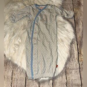 Magnificent baby magnetic gown size NB